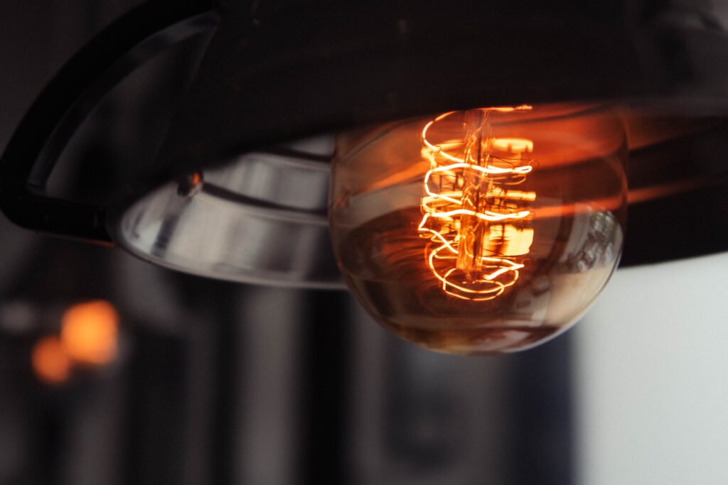 Uma lâmpada acessa usando "através" do Mercado Livre de Energia
