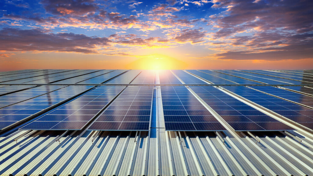 placas de energia solar em cima do telhado